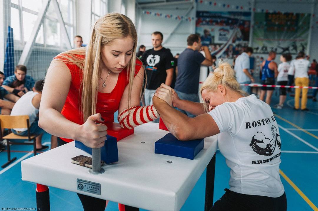 Чемпионка по армрестлингу. Ольга Гаврилова армрестлинг. Любовь Харченко армрестлинг. Дастин Эллен армрестлинг. Анастасия Щукина армрестлинг.