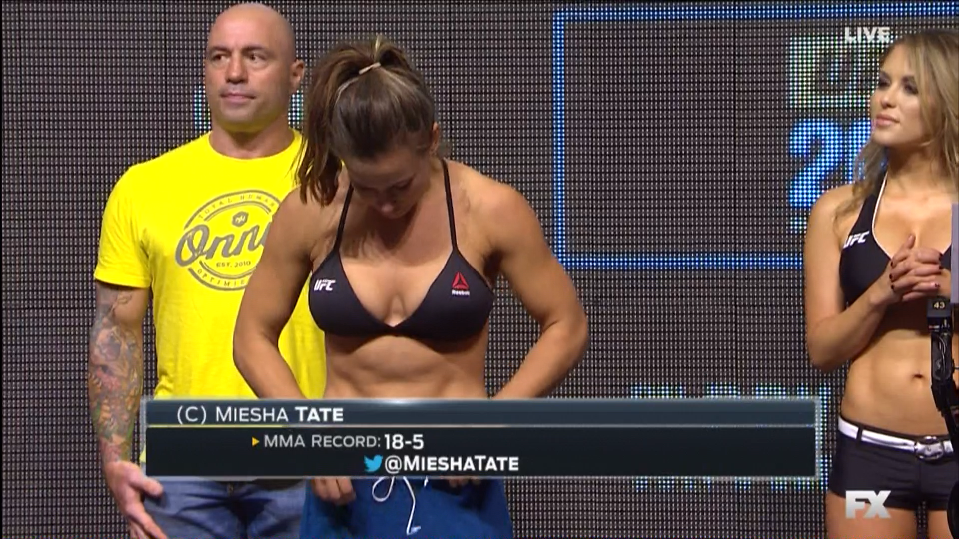 Тэйт макрэй greedy. Miesha Tate грудь. Миша Тейт взвешивание. Миша Тейт горячее взвешивание. Miesha Tate взвешивание.